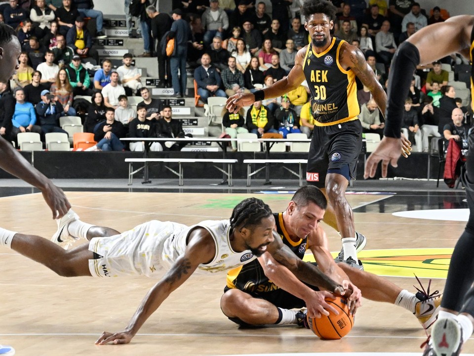 Na snímke zľava uprostred Rickey McGill (Levice) a Dimitris Flionis (Atény) v zápase F-skupiny 3. kola skupinovej fázy LM v basketbale mužov Patrioti Levice - AEK BC Atény.