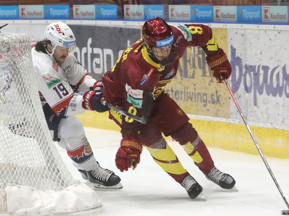 Na snímke Colle Cassels (Zvolen) a Adam Goljer (Trenčín) bojujú o puk.