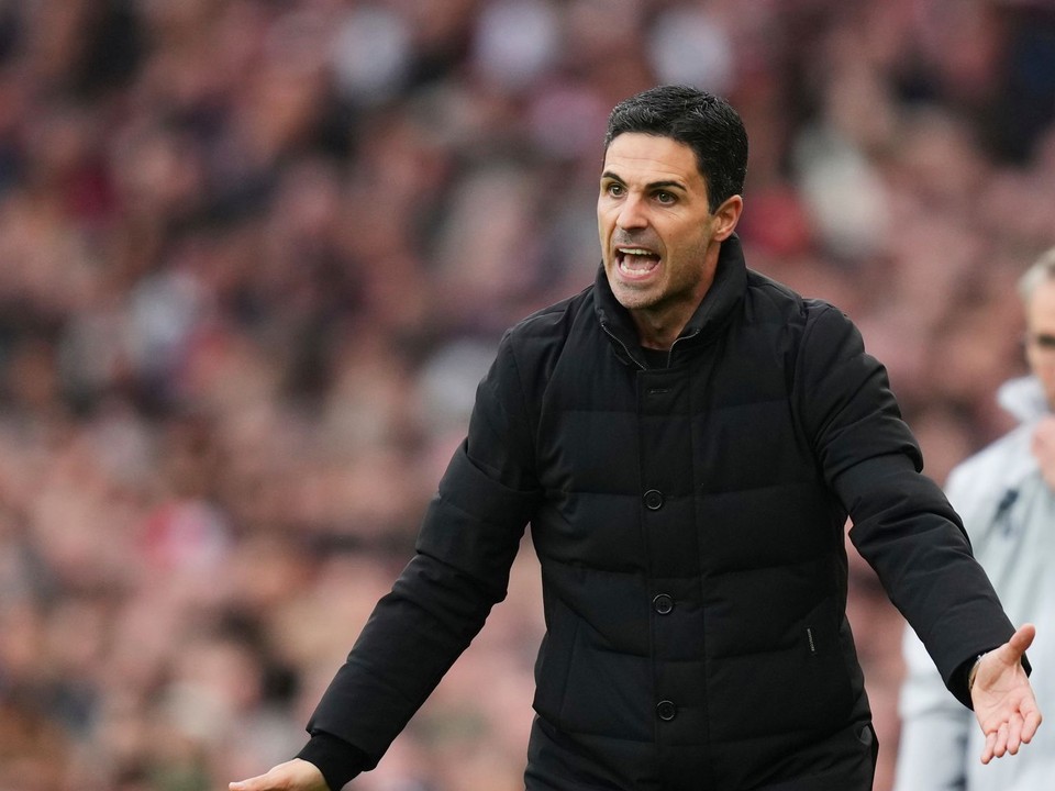 Tréner Arsenalu Mikel Arteta reaguje v zápase 7. kola anglickej Premier League FC Arsenal - West Ham United.