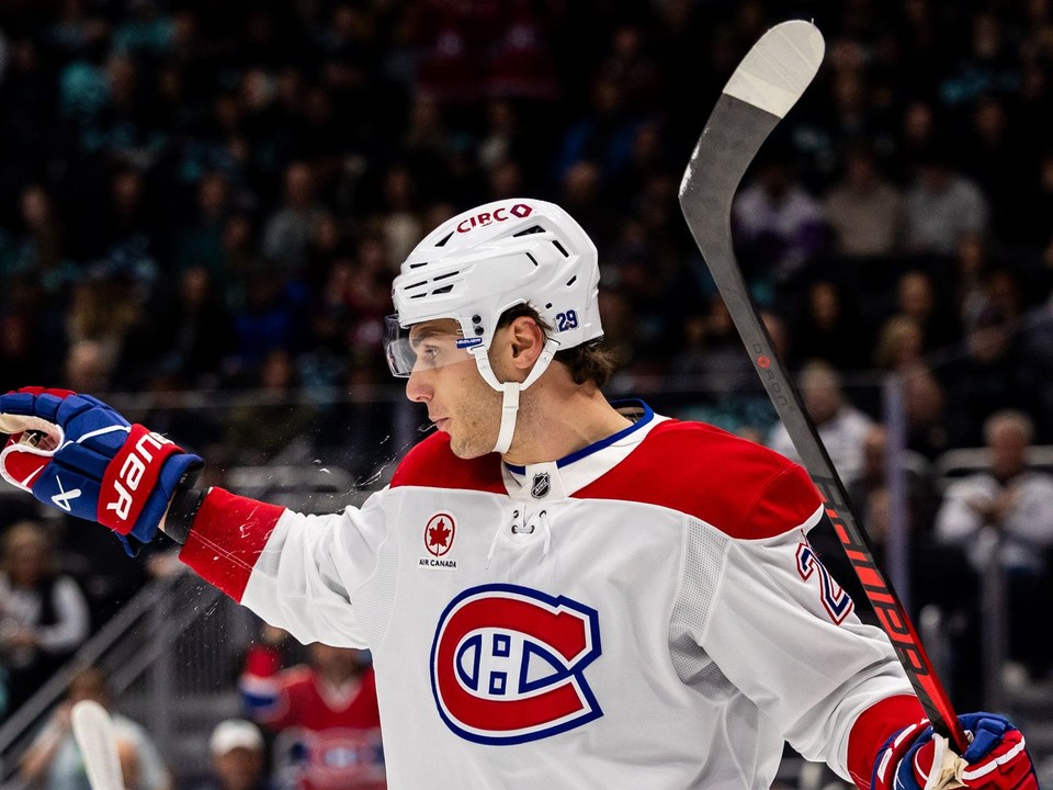 Juraj Slafkovský (20) oslavuje gól Montrealu Canadiens počas zápasu zámorskej NHL.