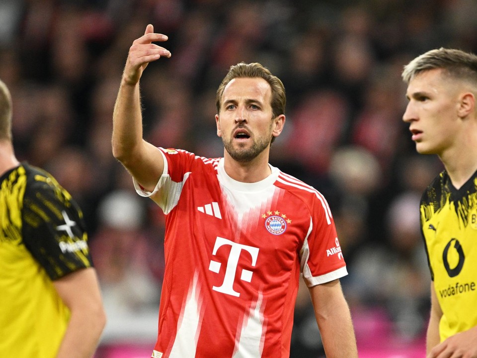 Harry Kane z Bayernu, uprostred, počas bundesligového futbalového zápasu medzi Bayernom Mníchov a Borussiou Dortmund v Mníchove.