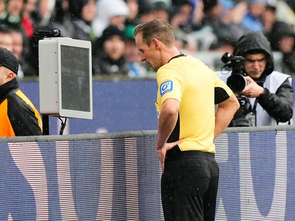 Rozhodca Sascha Stegemann kontroluje spornú situácie na monitore.