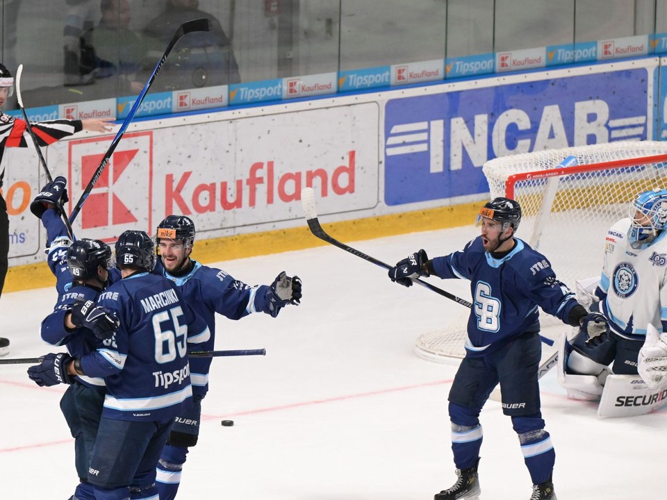 Na snímke radosť hráčov Bratislavy po góle v zápase 14. kola hokejovej Tipsport ligy medzi HK Nitra a HC Slovan Bratislava.