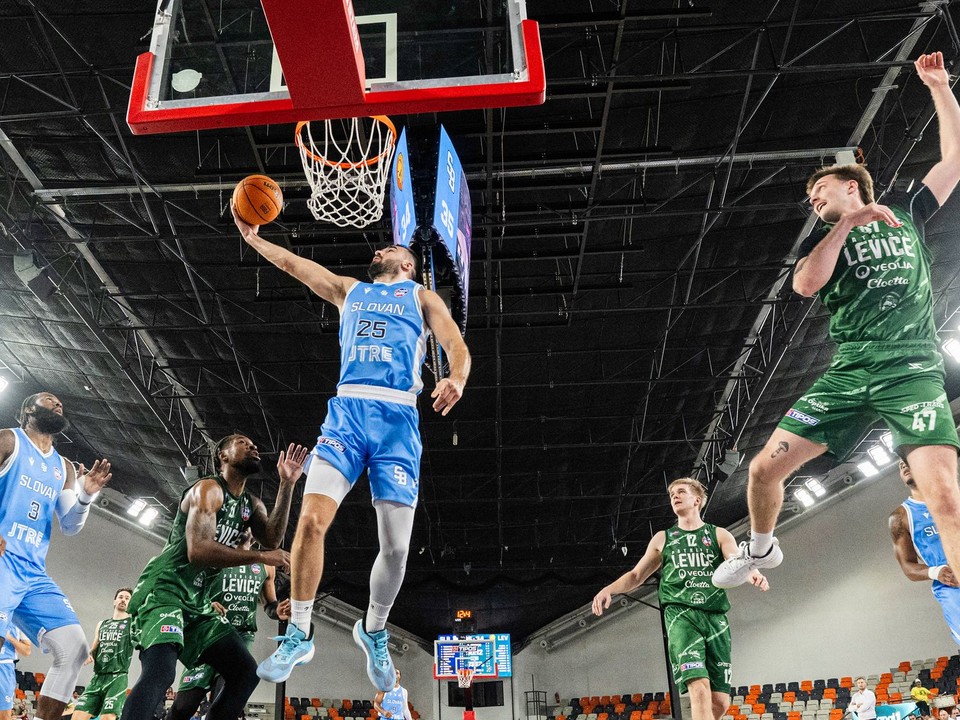 Na snímke zľava Raynere Thomtom (Slovan), Justin McGill (Levice), Viktor Kovačevič (Slovan) a Alex Krajčovič (Levice) počas zápasu 7. kola TIPOS SBL.