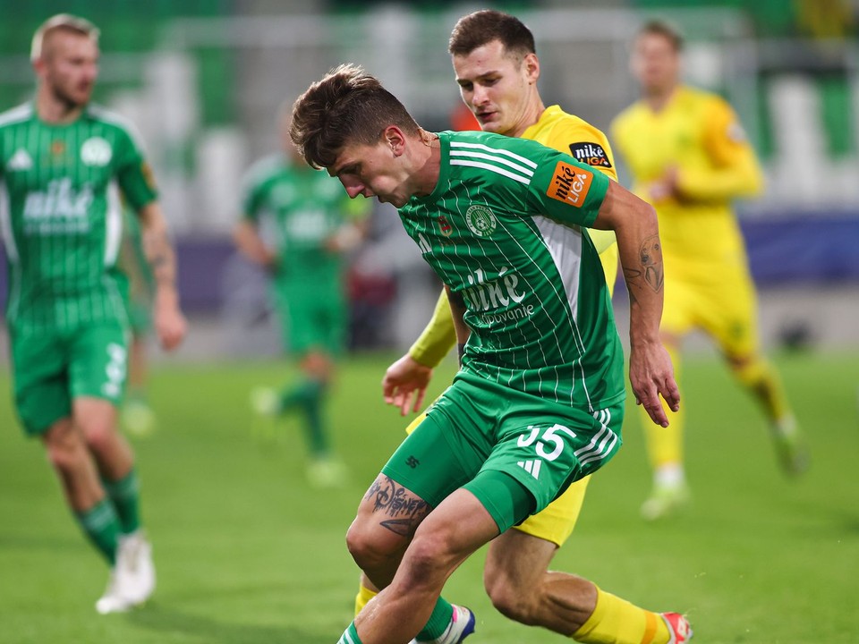 Na snímke  v popredí sprava Patrik Iľko (Žilina) a Taras Bondarenko (Prešov) bojujú o loptu.