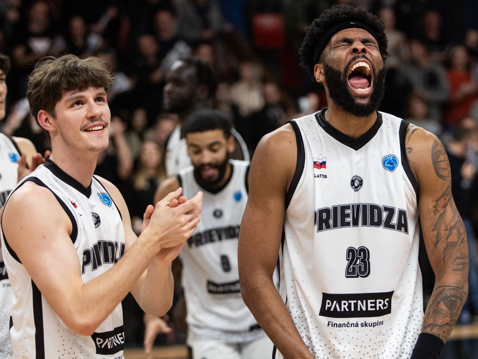 basketbalisti Prievidze v popredí zľava Patrik Hričo a Naje Smith