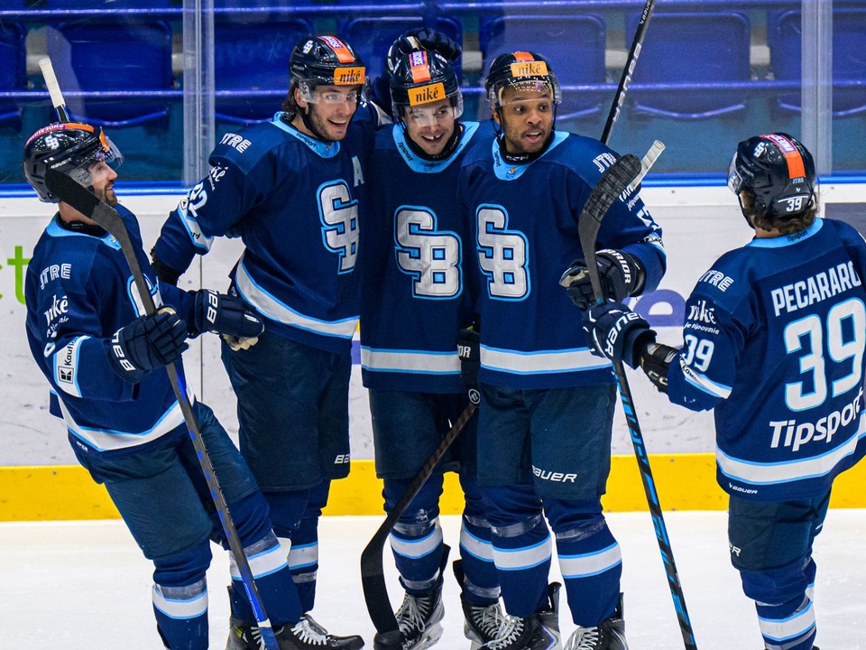 Hokejisti Slovana sa tešia z gólu.