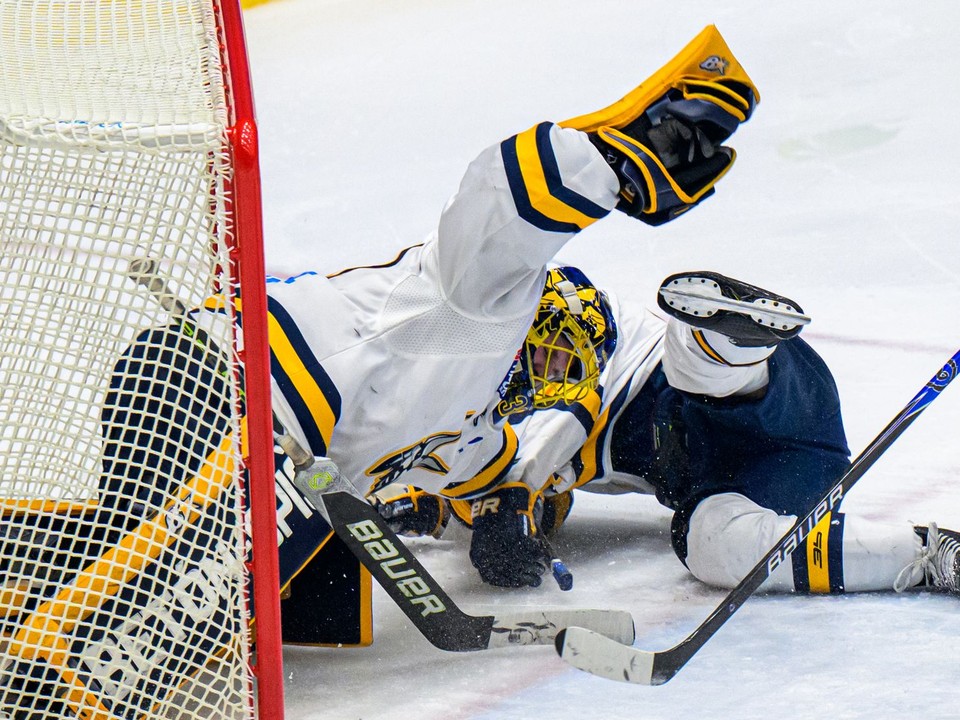 Na snímke vľavo brankár Denis Godla (Spišská Nová Ves) v zrážke so spoluhráčom.