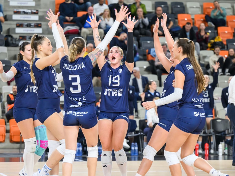 Hráčky Slovana sa tešia.