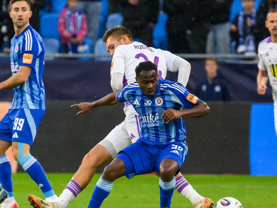 Kelvin Ofori (Slovan) v zápase s Komárnom.