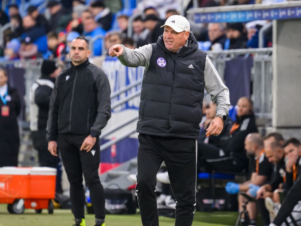 Tréner KFC Komárno Mikuláš Radványi počas zápasu Slovan Bratislava - KFC Komárno.