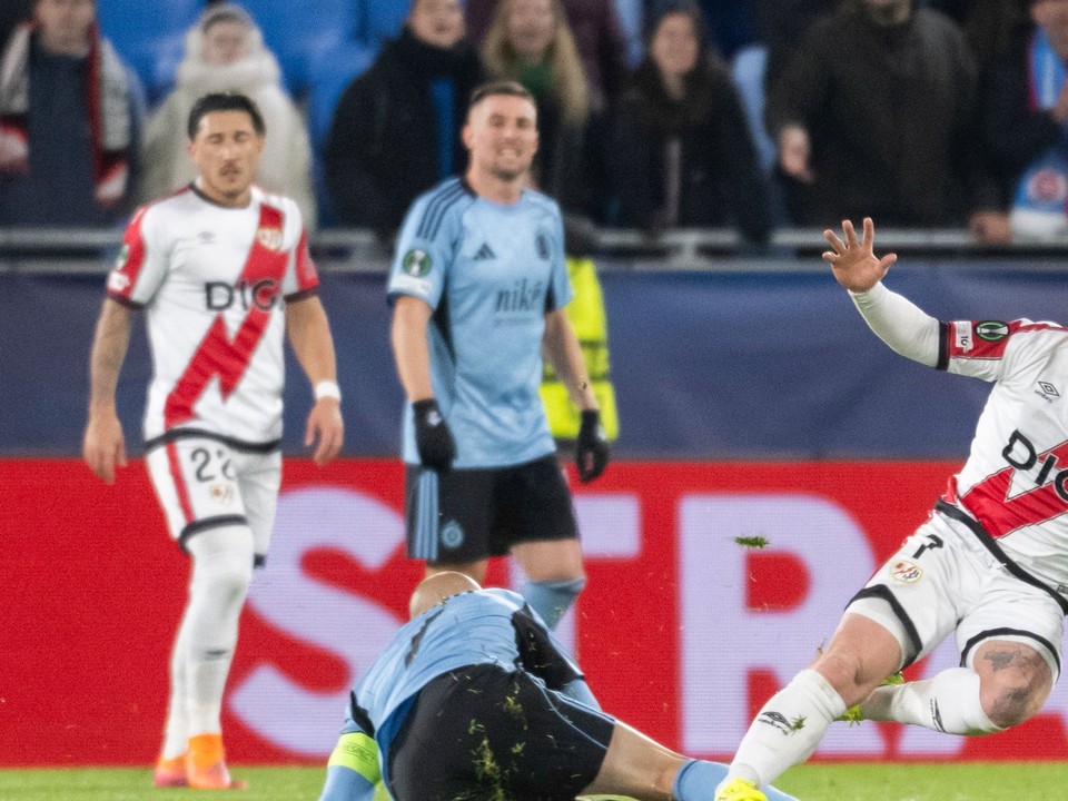 Na snímke zľava hráč Slovana Vladimír Weiss ml. a hráč Vallecana Isi Palazón bojujú o loptu.