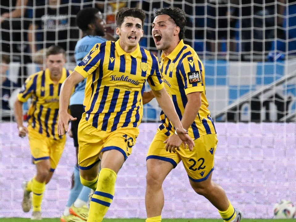 Futbalisti FC DAC 1904 Dunajská Streda oslavujú gól.