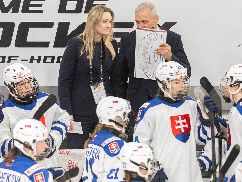 Na snímke hore sprava slovenských hokejistiek Miroslav Mosnár a jeho asistentka Iveta Frühauf Karafiátová.