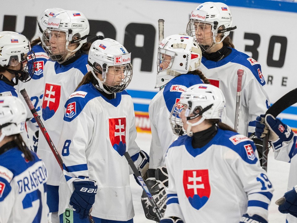 Smutné slovenské hokejistky po prehre v predĺžení s Nemkami 2:3 po zápase Nemecko - Slovensko na Nemeckom pohári žien.