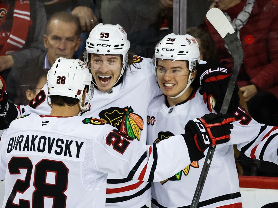 Hokejisti Chicago Blackhawks oslavujú gól v sieti Calgary Flames.