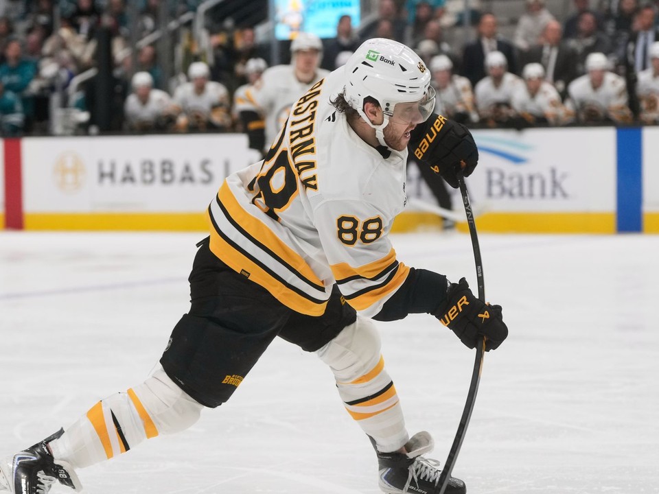 David Pastrňák strieľa v zápase NHL.