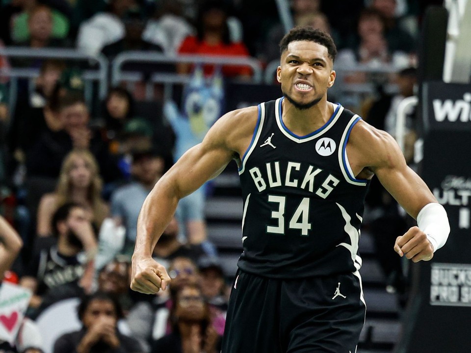 Giannis Antetokounmpo sa teší v zápase s Chicago Bulls.