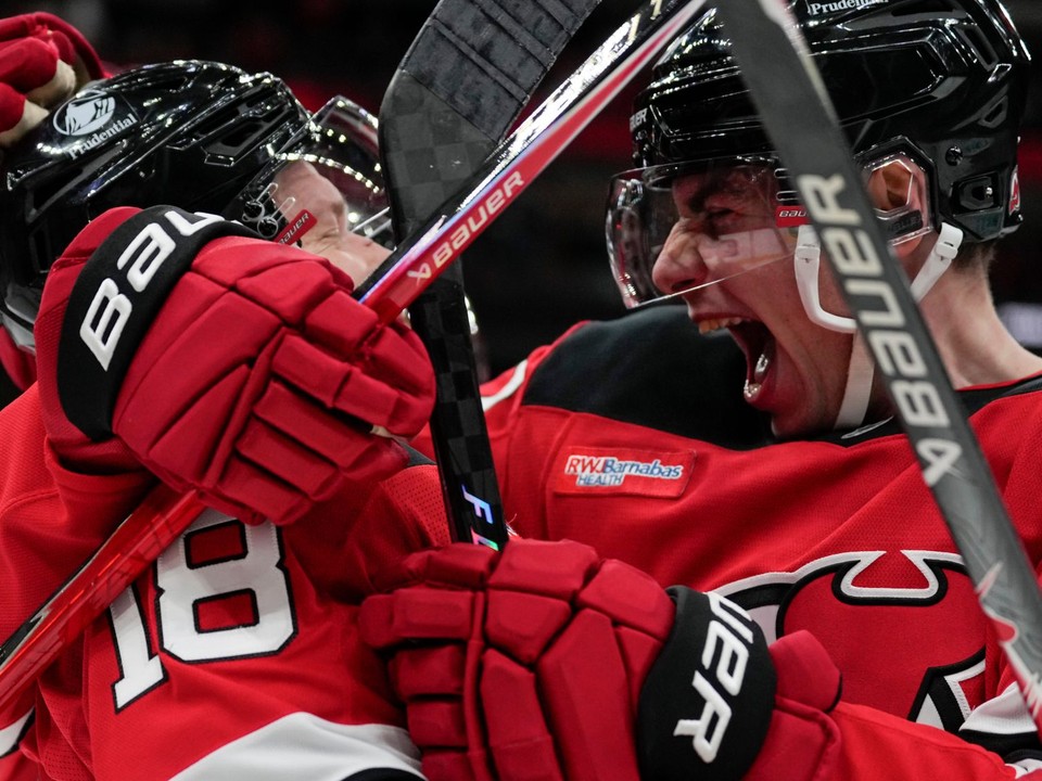 Šimon Nemec sa teší z gólu Ondřeja Paláta v drese New Jersey Devils.