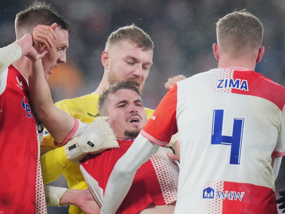 Slavia Praha oslavuje gól. 
