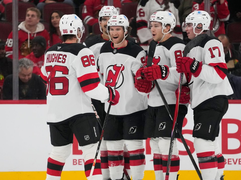 Slovenský obranca v drese New Jersey Devils Šimon Nemec (vpravo) sa teší z gólu,.