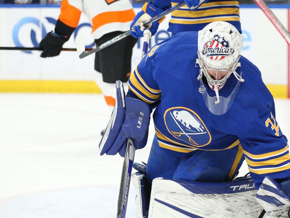Brankár Michael Houser v drese Buffala Sabres.