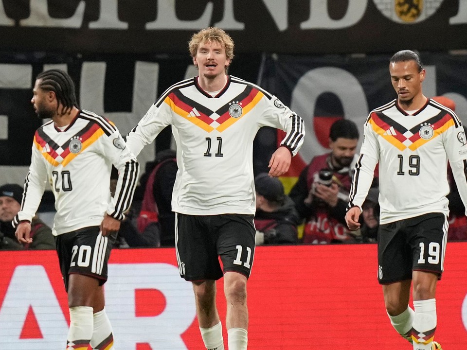 Hráči Nemecka oslavujú gól v sieti Slovenska.