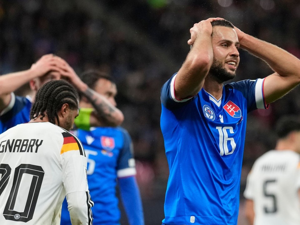 Dávid Hancko v zápase proti Nemecku.