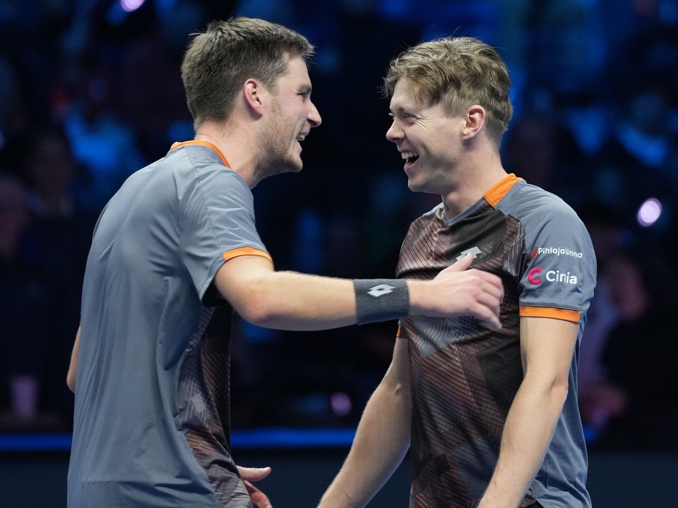 Harri Heliovaara a Henry Patten oslavujú víťazstvo na Turnaji majstrov 2025.