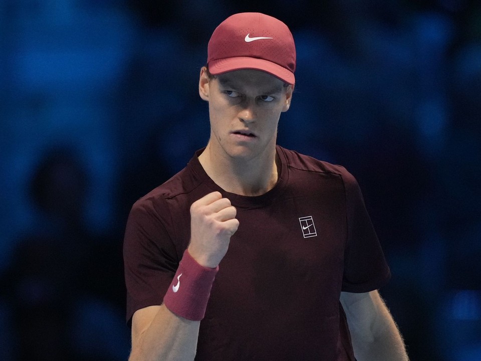 Jannik Sinner sa teší z víťazstva nad Carlosom Alcarazom.