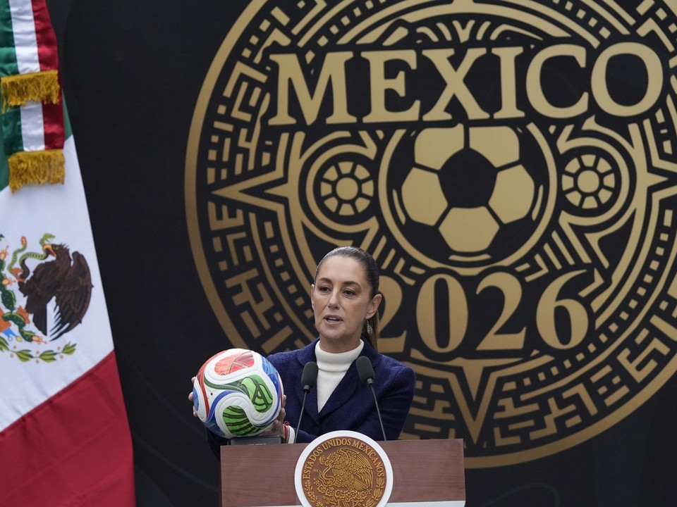 Mexická prezidentka Claudia Sheinbaumová drží futbalovú loptu.