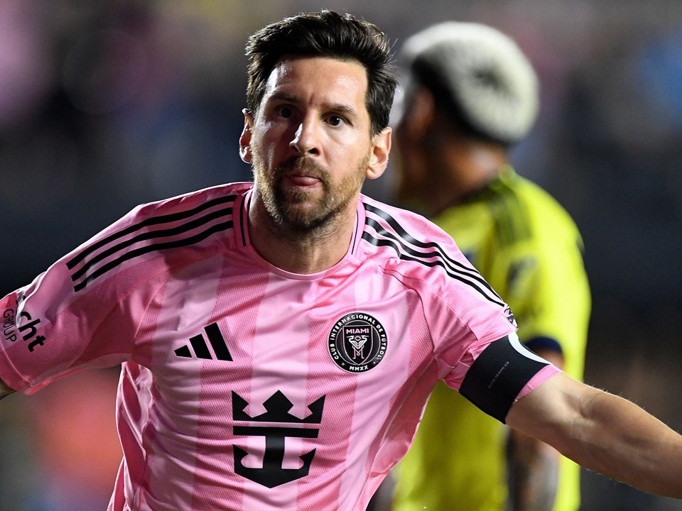 Lionel Messi oslavuje v zápase proti Nashvillu.