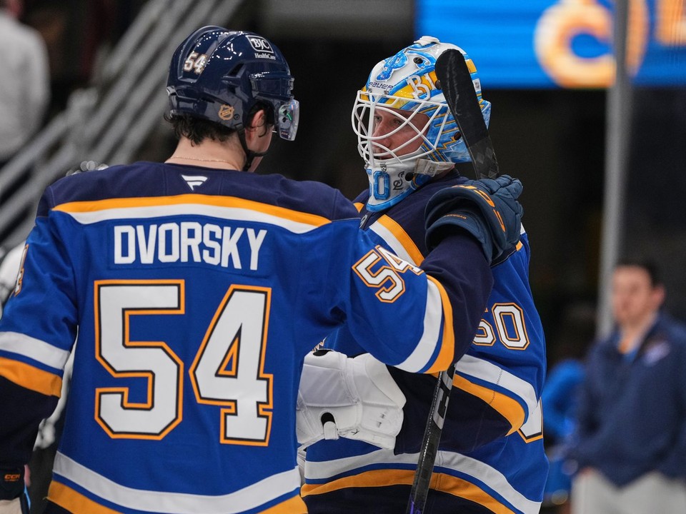 Dalibor Dvorský oslavuje gól v zápase NHL.