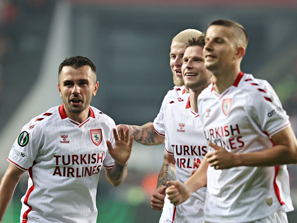 Na snímke hráč Samsunsporu Emre Kilinč (vľavo) sa teší z gólu so spoluhráčmi, vpravo slovenský futbalista Ľubomír Šatka.