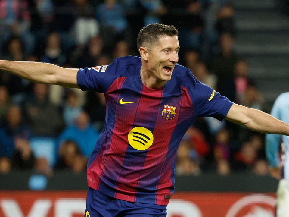 Robert Lewandowski sa teší z gólu.