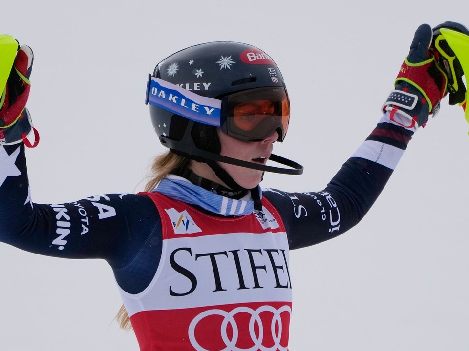 Američanka Mikaela Shiffrinová oslavuje po víťazstve ženského slalomu v Copper Mountain.