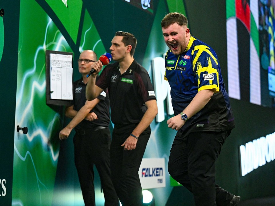 Anglický šípkar Luke Littler.