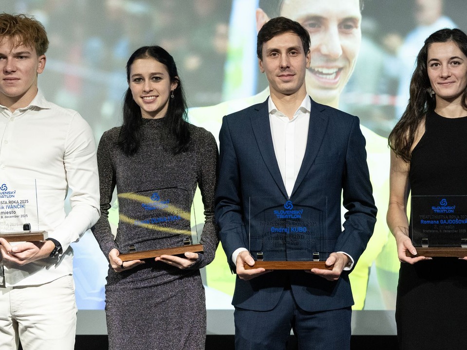 Na snímke najúspešnejší triatlonisti za rok 2025. Prvá Diana Dunjská (druhá zľava), prvý Ondrej Kubo (druhý sprava).