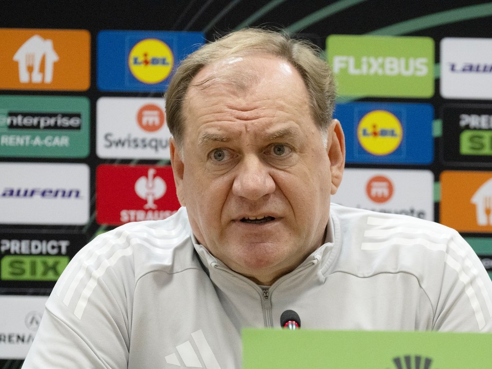 Na snímke tréner ŠK Slovan Bratislava Vladimír Weiss st. počas tlačovej konferencie.