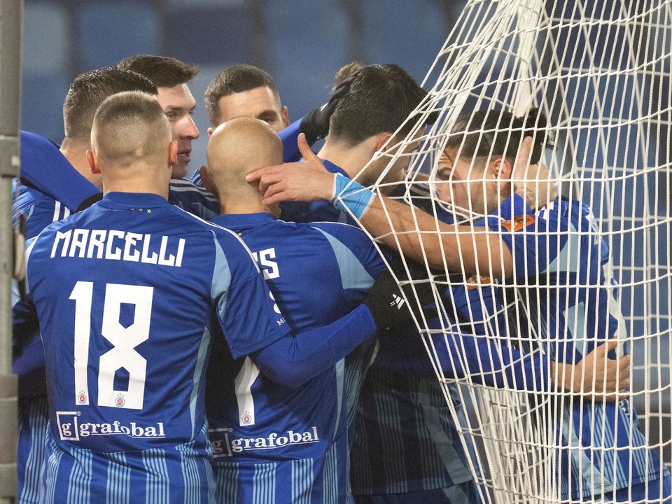 Futbalisti Slovana Bratislava oslavujú gól proti Žiline.