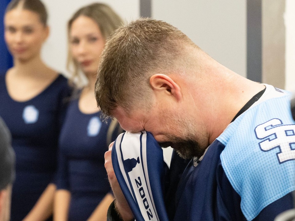 Bývalý hráč HC Slovan Bratislava Michal Sersen (vpravo) so slzami v očiach po oficiálnej rozlúčke pred stretnutím 32. kola Tipsport ligy HC Slovan Bratislava - Dukla Trenčín.