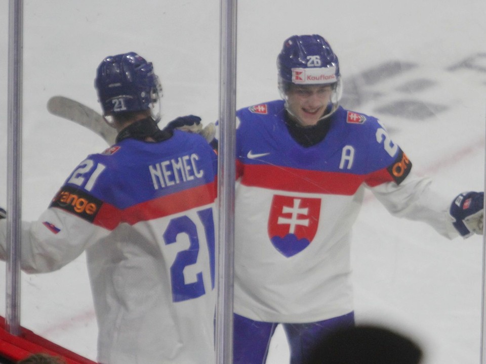 Radosť slovenských mladíkov po góle do siete Švajčiarska na MS U20 2026.