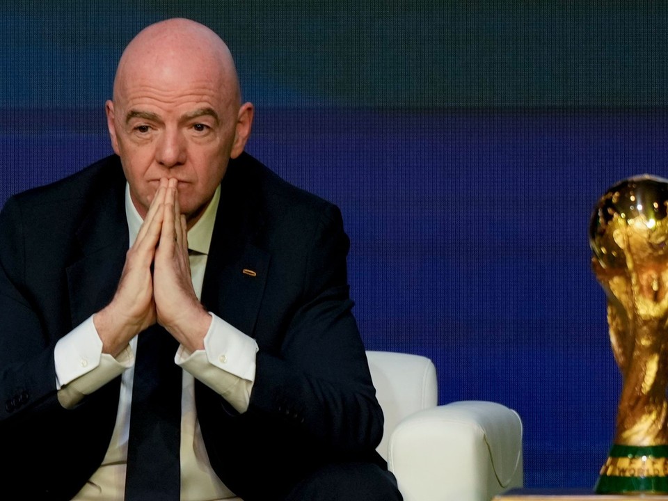 Prezident FIFA President Gianni Infantino a trofej pre víťaza MS.