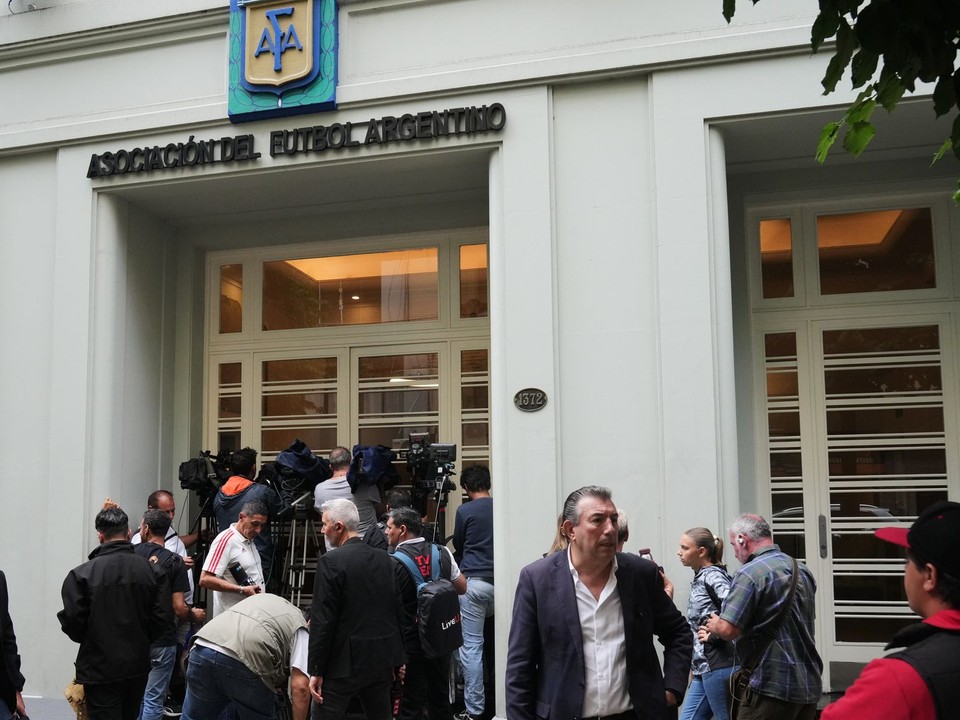 Novinári sa zhromažďujú pred sídlom Argentínskej futbalovej asociácie (AFA), ktoré je prehľadávané v rámci súdneho vyšetrovania.