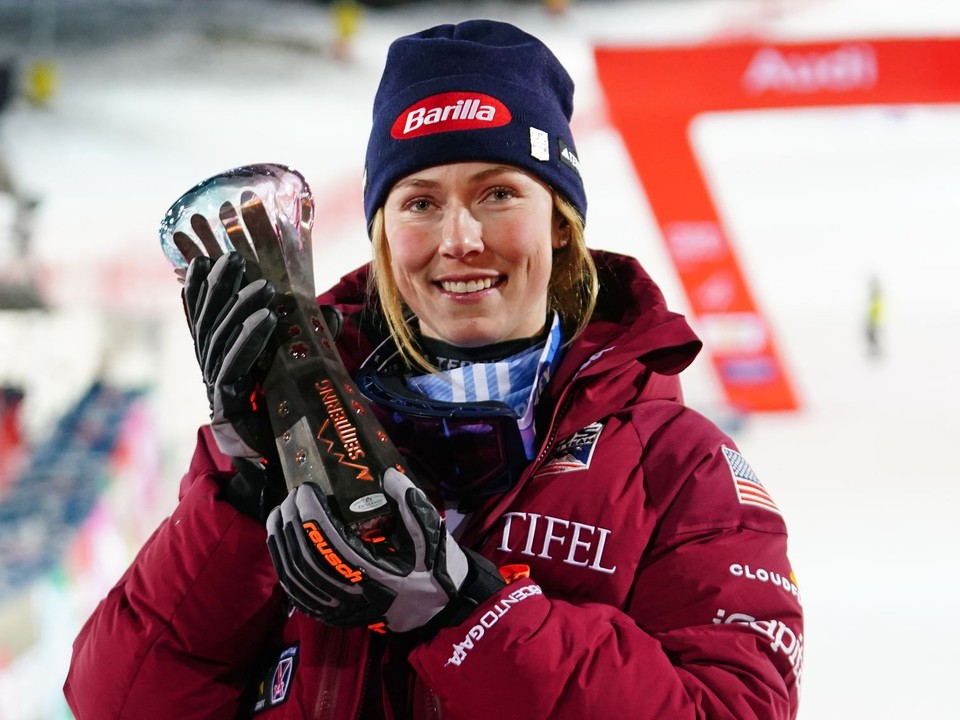 Američanka Mikaela Shiffrinová pózuje s trofejou pre víťazku slalomu žien v Semmeringu.