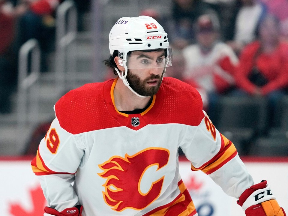 Dillon Dube v drese Calgary Flames.