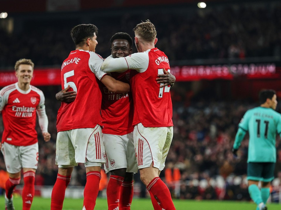 Futbalisti Arsenalu oslavujú gól.