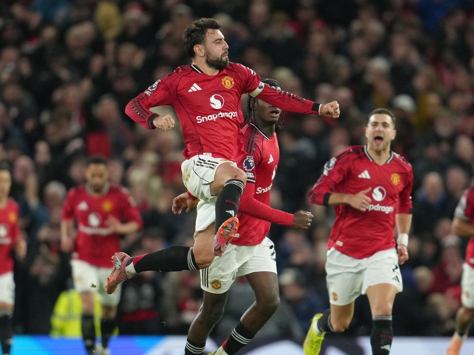 Manchester United oslavuje gól.