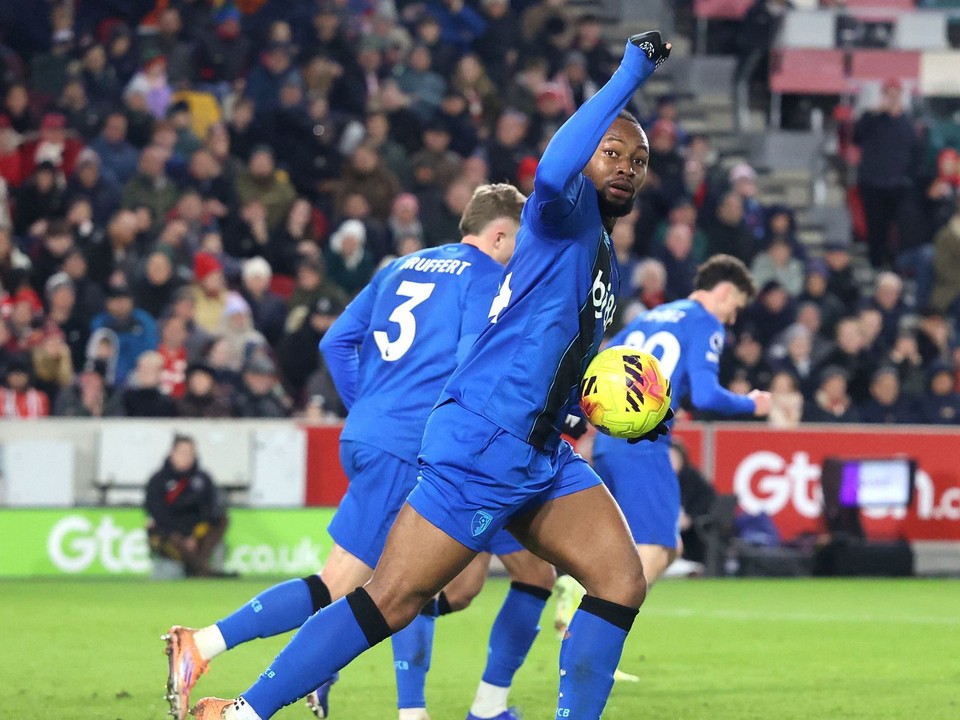  Na archívnej snímke futbalista Bournemouthu Antoine Semenyo sa teší z gólu.