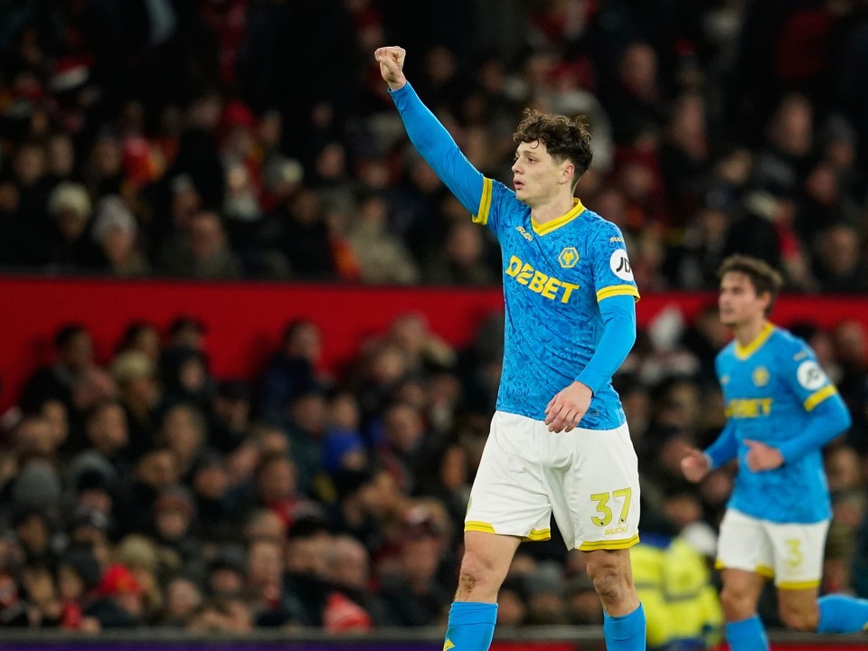 „Ladislav Krejčí z Wolverhampton Wanderers oslavuje po strelení gólu počas zápasu medzi Manchester United a Wolverhampton Wanderers.